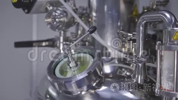现代实验室的药品生产机器.. 制药设备。 制药