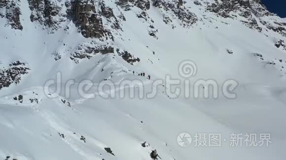 人们在雪山上爬山，4k的空中影像