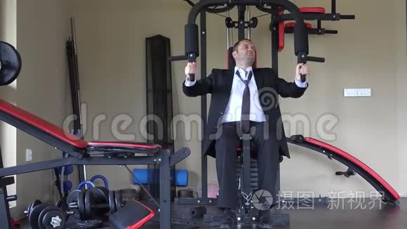 穿西装打领带的人在健身房锻炼视频