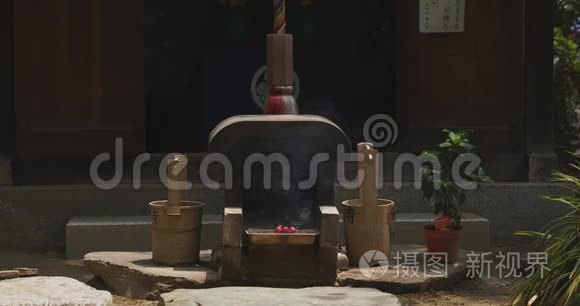 东京的传统寺庙白天烧香视频