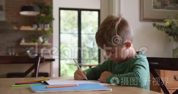 一个男孩在家里做作业视频
