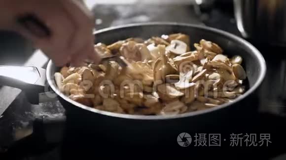 在厨房砧板上切猪肉腰的人视频