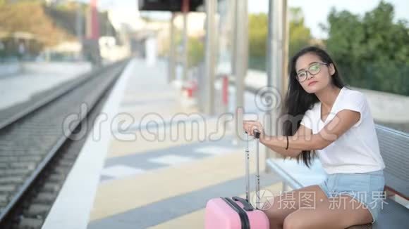 年轻快乐的亚洲游客坐在火车上视频