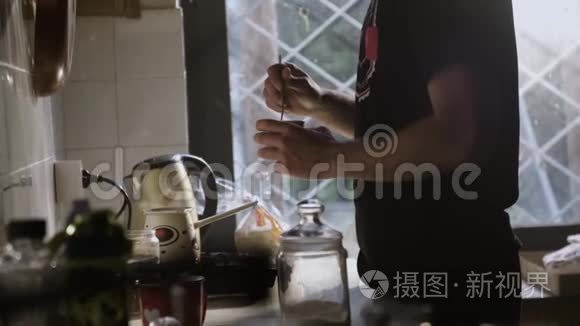 在厨房指导新鲜咖啡杯的男人视频
