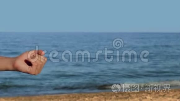 男性手在海滩上拿着一个概念全息图与文本构建