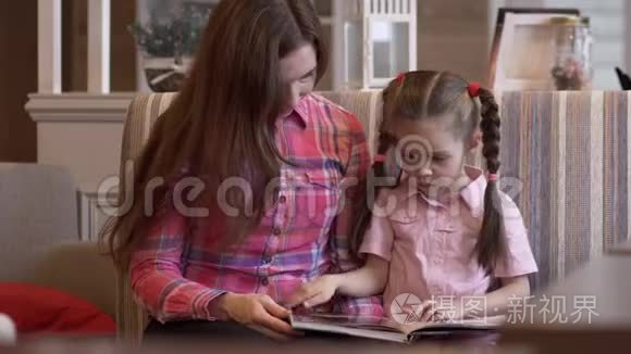 可爱的年轻母亲和美丽的女儿在菜单上翻来覆去