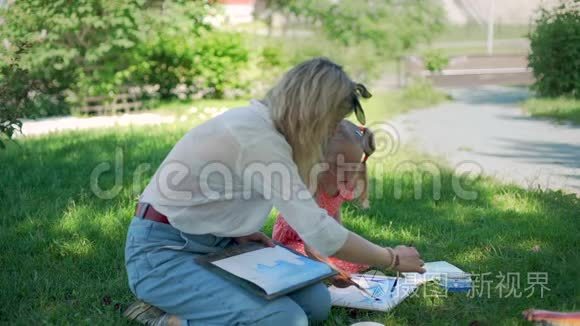 教师与幼儿一起在户外绘画课视频