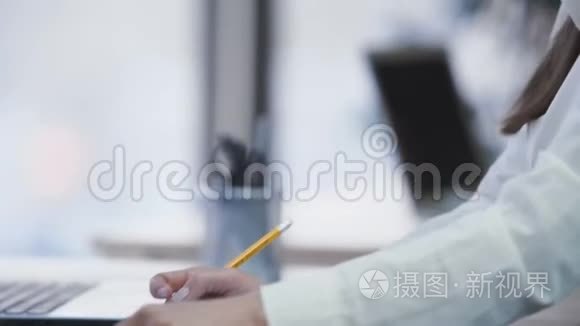 漂亮的女经理在办公室和客户交谈，解释条件