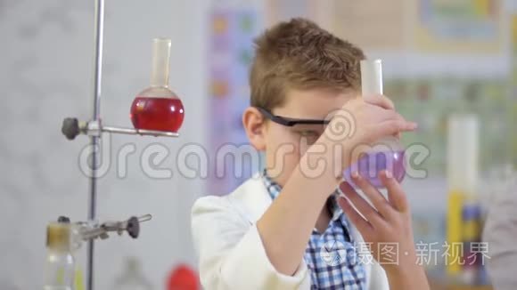 年轻的科学家用紫色的液体盛瓶