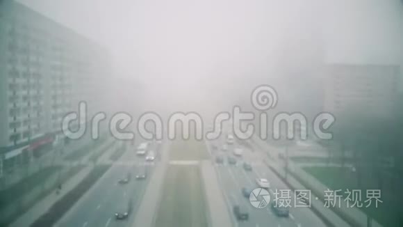 城市街道在雾中高空超移视频
