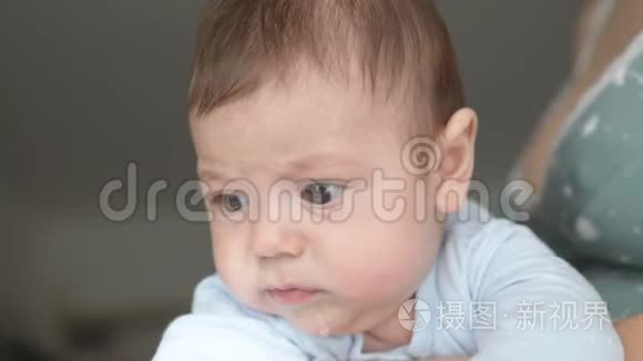 可爱的婴儿脸，棕色的眼睛。 在镜头特写镜头中婴儿的样子