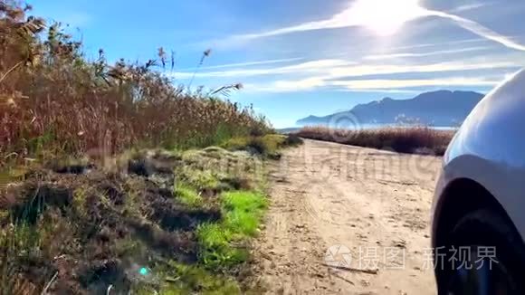 汽车在泥泞的道路上行驶，在Pego和Oliva的La Marjal湿地自然公园