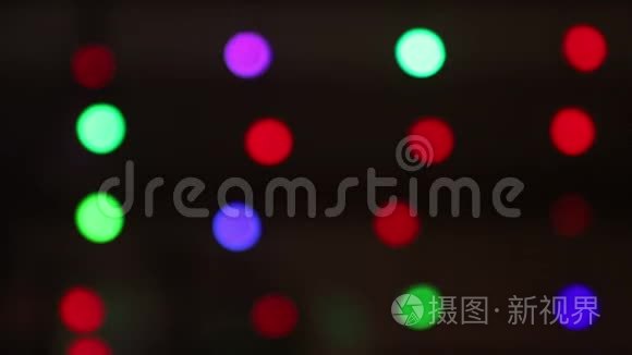 背景彩色圆圈交替变换颜色.. 绿色，红色和紫色，模糊，bokeh灯背景。