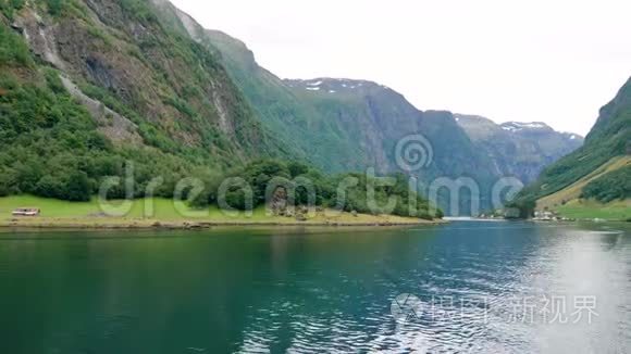 美丽的挪威峡湾与水晶清水