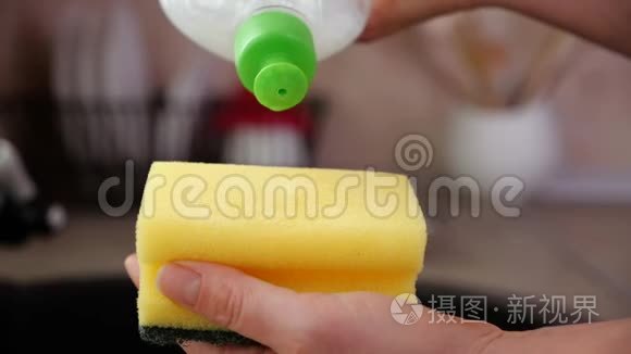 女人用手在海绵上涂洗衣液视频