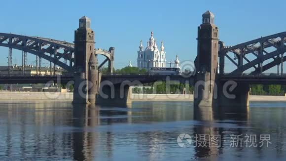 斯莫尼大教堂和布尔什克辛斯基桥。 五月的晴天。 俄罗斯圣彼得堡