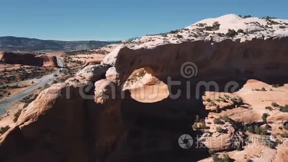 惊人的空中拍摄不可思议的岩石拱门与游客探索惊人的美国国家公园山景