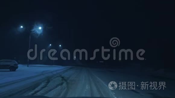 汽车在城里积雪覆盖的道路上行驶.