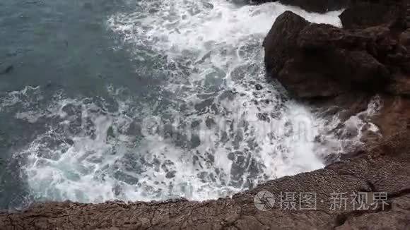 鸟瞰海波和奇妙的岩石海岸，黑山