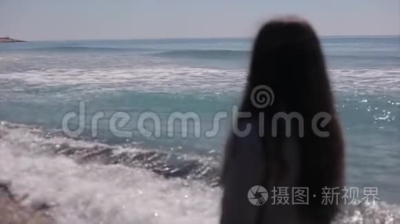 一个美丽的女孩望着大海的背影视频