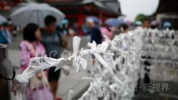 两个人带着雨伞穿着传统服装视频