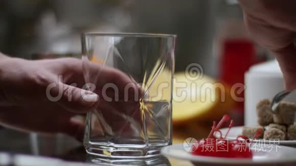 酒保在现代酒吧准备鸡尾酒。 巴门搅拌浇筑.. 4.橙汁的甜味很流行