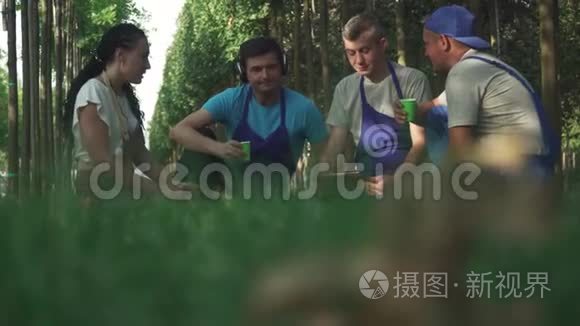 园丁团队下班后休息视频