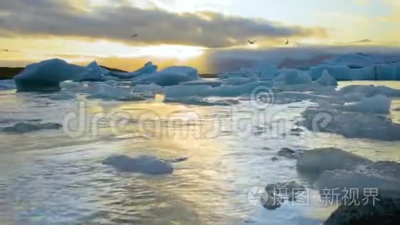 冰岛冰湖中漂浮的冰山视频