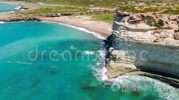 被遗弃的海滩，地中海沿岸清澈的海水，鸟瞰