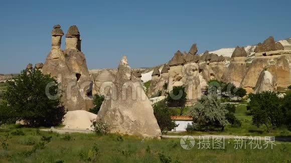 有白色建筑的圆锥形岩层视频