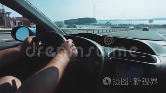 司机的手放在车内的方向盘上视频