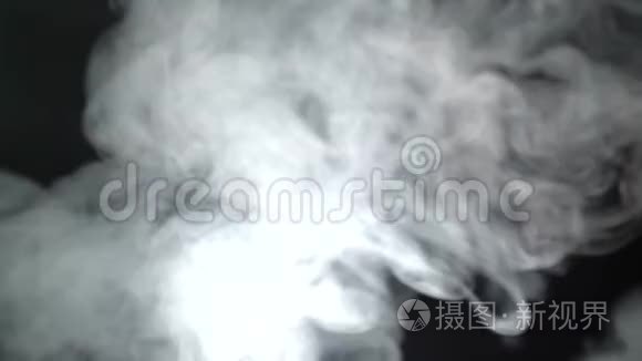 烟雾弥漫在黑色背景的屏幕上视频