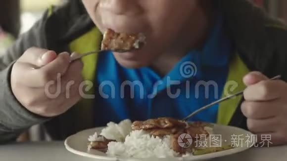 可爱的泰国男孩吃炒饭视频