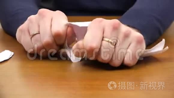 手指在桌子上撕纸张视频
