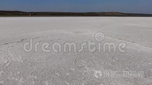 在库亚尔尼茨基河口上游底部结晶盐。 乌克兰库亚尔尼克河口