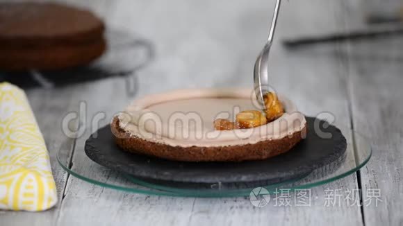 糕点厨师制作香蕉巧克力蛋糕视频
