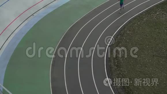 人们在体育场的跑步机上跑步视频