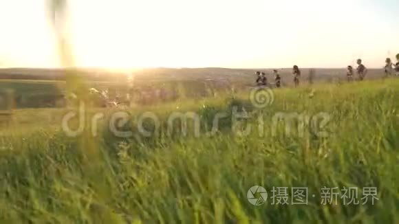 一群人在农村跑步视频