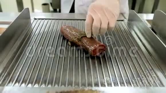 在烤盘上准备的大块新鲜牛肉视频