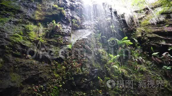 水瀑布与立体声视频