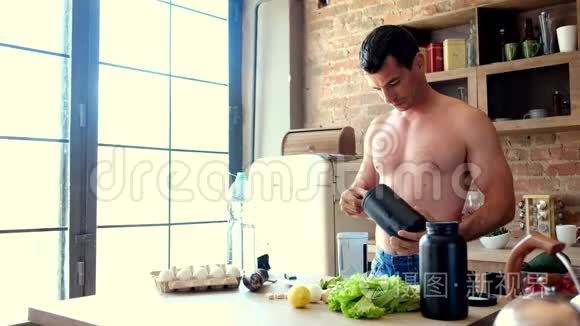 男人在厨房里煮蛋白质鸡尾酒视频
