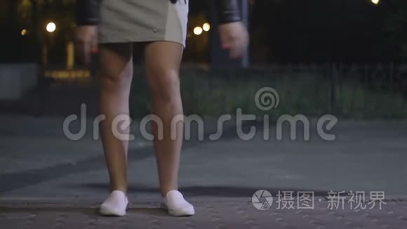 一个女孩和一个男人在跳舞视频