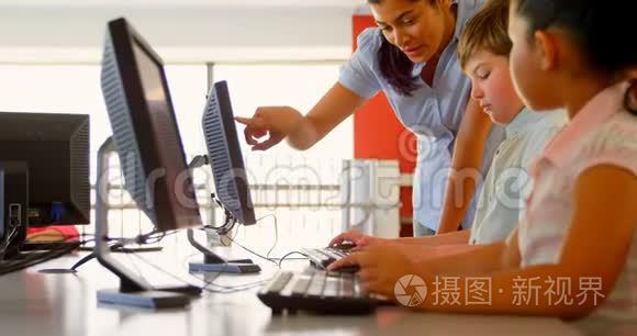 亚洲女教师在学校用电脑教学生4k