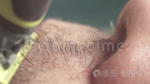 极特写，男性胡须用电动剃须刀，皮肤刺激宏观