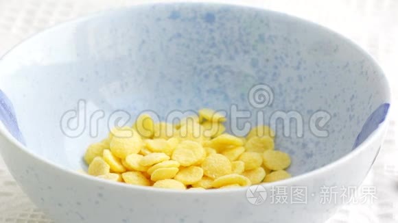 牛奶倒入一碗早餐玉米片中视频