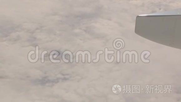 白云之上的飞机引擎视频