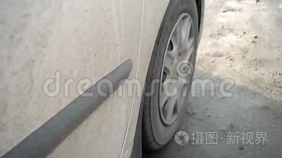 汽车轮胎在泥泞的道路上视频