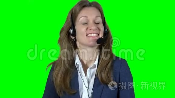 微笑女性客户支持操作员顾问耳机