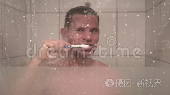 人在淋浴中刷牙视频
