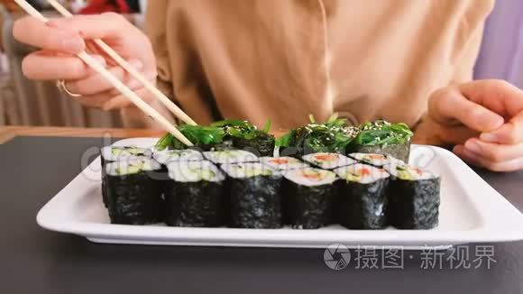 女孩在日本餐馆用筷子吃海藻视频